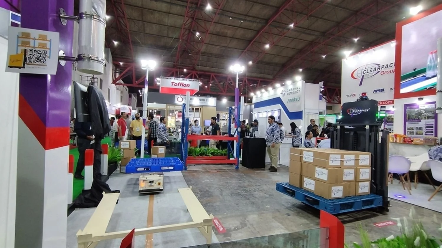 Exhibition stand contractors installing a booth in Atlanta
